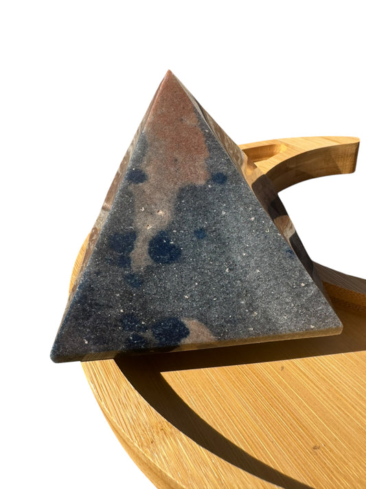 Apatite in Cleavelandite Pyramid